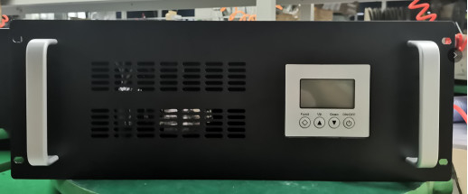 Module d'onduleur de courant continu à courant alternatif de 3 kW monté sur un rack 4RU de 19 pouces sur mesure adapté à la conversion de courant continu à courant alternatif de 12 V à 220 V avec des performances supérieures